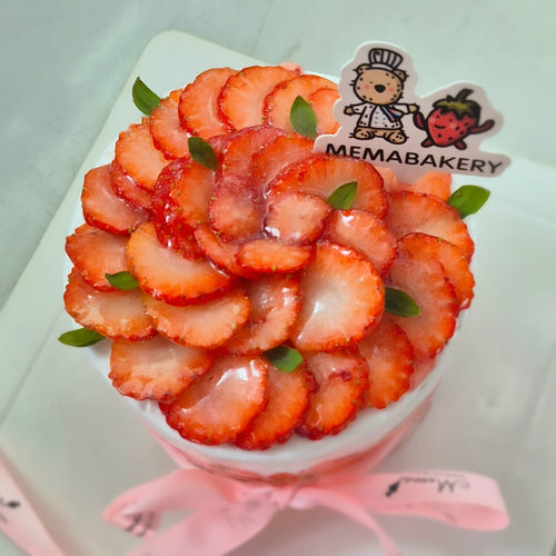 BEST SELLER STRAWBERRY CAKE 4inch